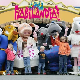 SM Hotels: ti meriti il mare tutto l’anno Bambini con costumi di personaggi davanti all'ingresso di Fabilandia.