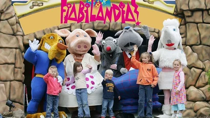 SM Hotels: ti meriti il mare tutto l’anno Bambini con costumi di personaggi davanti all'ingresso di Fabilandia.