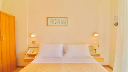 SM Hotels: ti meriti il mare tutto l’anno Camera da letto con letto matrimoniale, comodini e armadio in legno chiaro