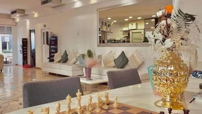 SM Hotels: ti meriti il mare tutto l’anno Interno moderno con tavolo da scacchi e decorazioni dorate