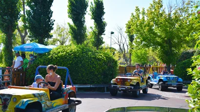 SM Hotels: ti meriti il mare tutto l’anno Persone che guidano macchinine colorate in un parco giochi all'aperto