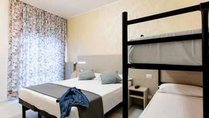 SM Hotels: ti meriti il mare tutto l’anno Camera con letto matrimoniale e letto a castello in ambiente luminoso