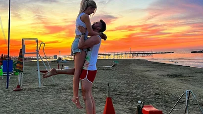 SM Hotels: ti meriti il mare tutto l’anno Coppia sulla spiaggia al tramonto, uomo solleva donna sorridente