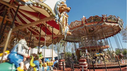 SM Hotels: ti meriti il mare tutto l’anno Giostra vintage colorata con cavalli e decorazioni in un parco giochi